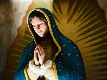 Madre Peregrina statue of Our Lady in prayer