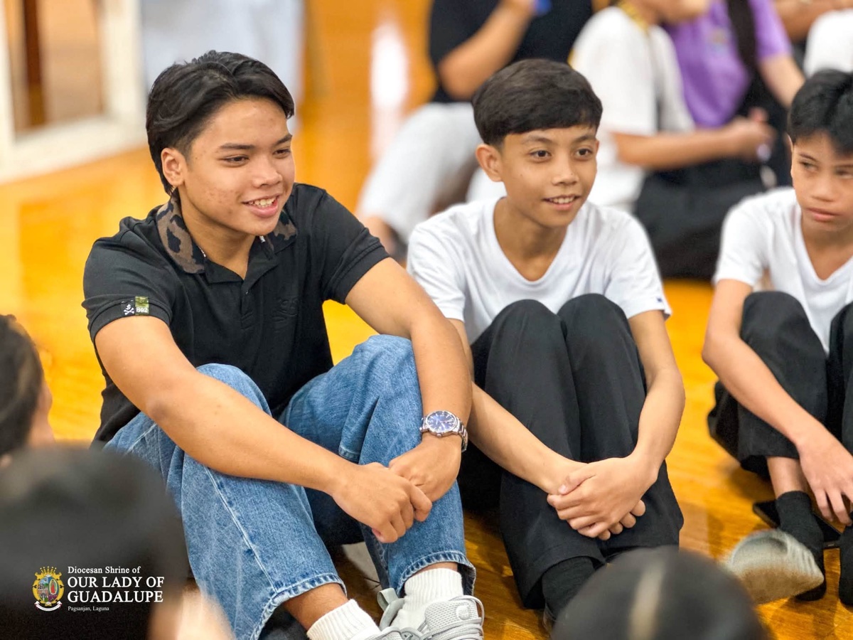 Young participants listening during the TEOCALLI formation